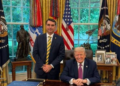 Flávio Bolsonaro é recebido por Donald Trump em encontro na Casa Branca