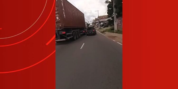 Vídeo flagra manobra perigosa de carreta contra carro e motociclista no AM