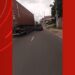 Vídeo flagra manobra perigosa de carreta contra carro e motociclista no AM